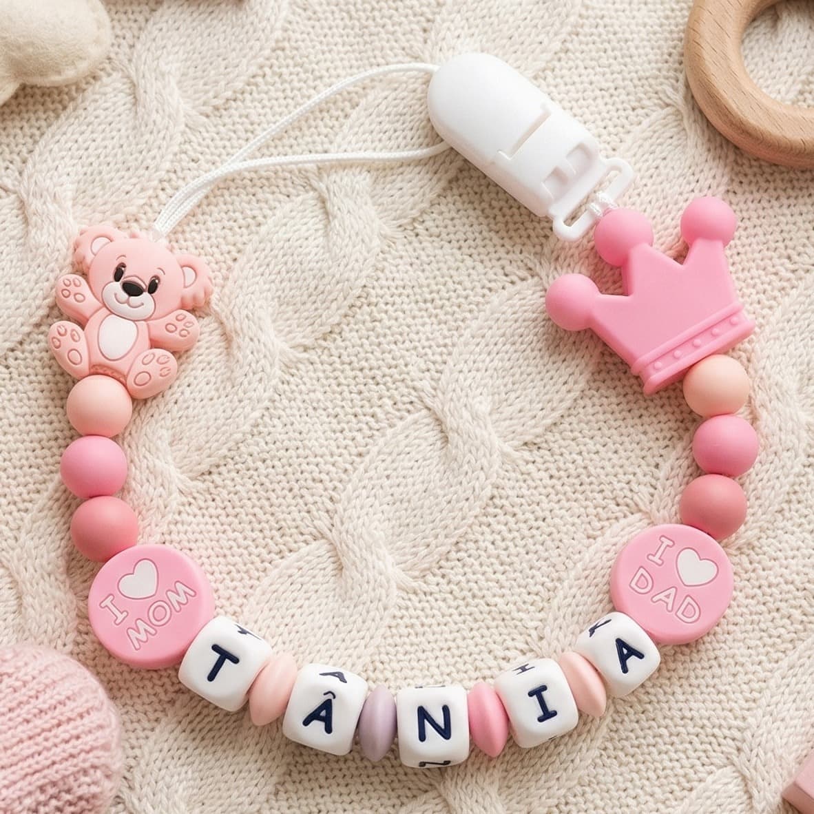 Ursuleț roz – lănțișor de suzetă personalizat cu nume